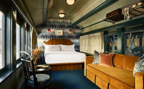 查塔努加The Hotel Chalet at The Choo Choo的一间火车室,配有一张床和一张沙发