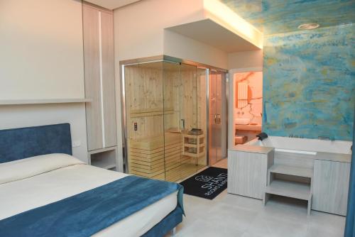 巴科利Shanti Rooms & Apartments的酒店客房配有一张床和浴缸。
