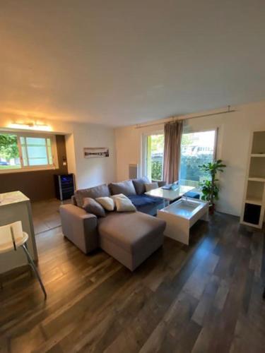 巴约讷Appartement T2 Bayonne-Anglet的客厅配有沙发和桌子