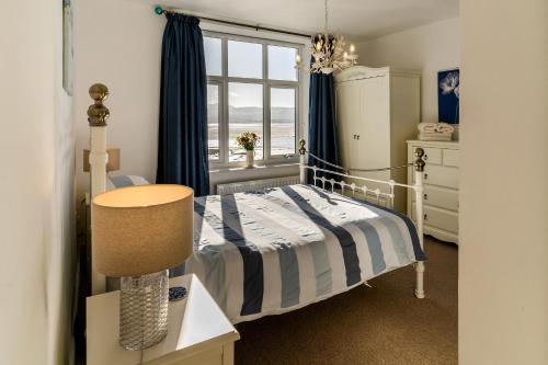 波特马多克Bryn Gwyn, Sleeps 8, Sea Views, Borth y Gest的一间卧室设有一张床和一个窗口