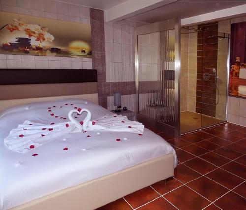 Sainte-Anastasie-sur-IssoleLa Pépite d'Amour, spa, sauna, piscine à volonté !的一间卧室,配有一张红色的床