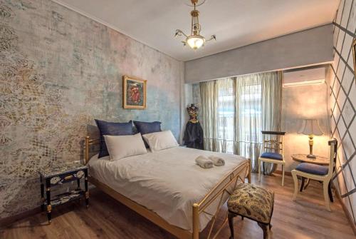 雅典Visionery apt in Pagrati的一间卧室,卧室内配有一张大床