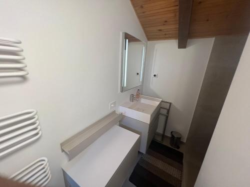 瓦托内切Chalet的白色的浴室设有水槽和镜子
