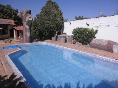 卡达斯诺瓦斯Pousada Caldas Novas的院子里的大型蓝色游泳池
