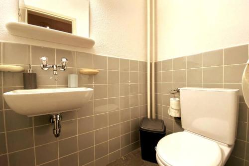 迪本多夫Cosy 4.5 rooms apartment @ LS 16 Dübendorf的一间带卫生间和水槽的浴室