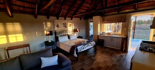 OranjevilleWaterfront Cottage Stand 122的一间卧室配有一张床和一张沙发