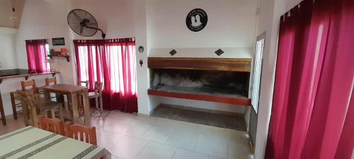 绍斯维乔El Descanso de San José的客厅设有壁炉和红色窗帘