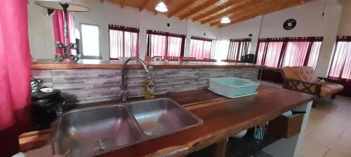 绍斯维乔El Descanso de San José的厨房配有水槽和台面