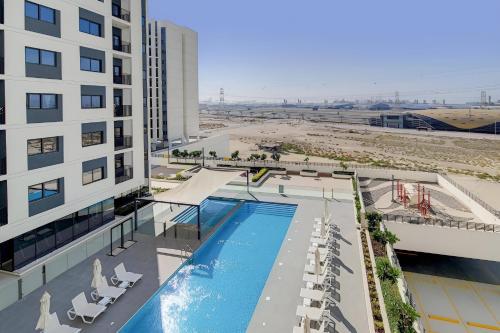 迪拜3BDRM Near Metro for Family&Group的享有酒店高空的景致,设有游泳池和海滩