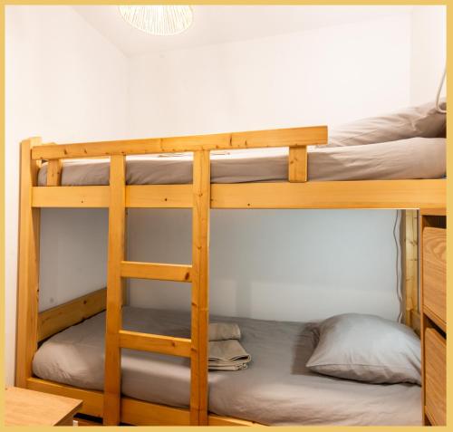 莱热Appartement T2 Sublime situé à LES GETS的客房内的双层床和两张双层床