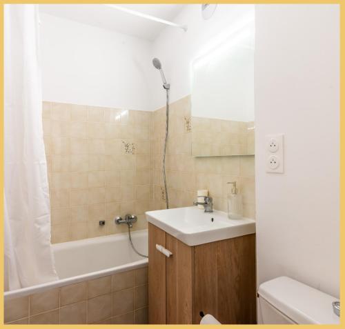 莱热Appartement T2 Sublime situé à LES GETS的一间带水槽、浴缸和卫生间的浴室