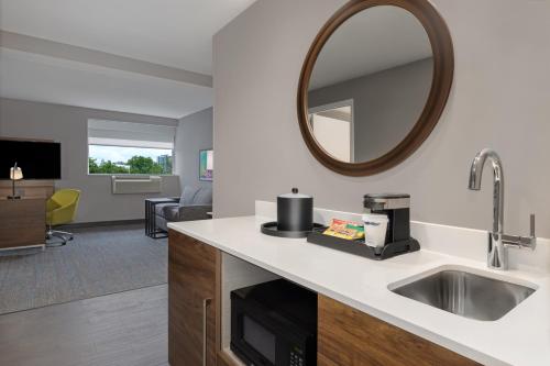 多伦多Hampton Inn & Suites by Hilton Toronto Downtown的一间带水槽和镜子的浴室