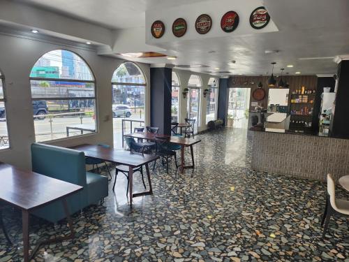 巴拿马城西班牙大道酒店的餐厅设有桌椅和窗户。