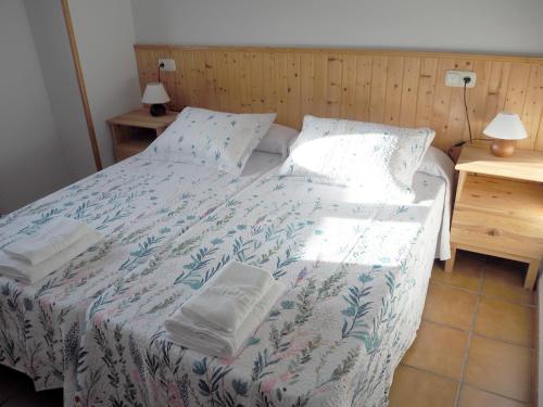 OlloPosada de Ollo的卧室内的一张床位,配有两个枕头