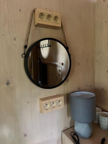 KníničkyPosed na stráni的一间带圆形镜子和卫生间的浴室