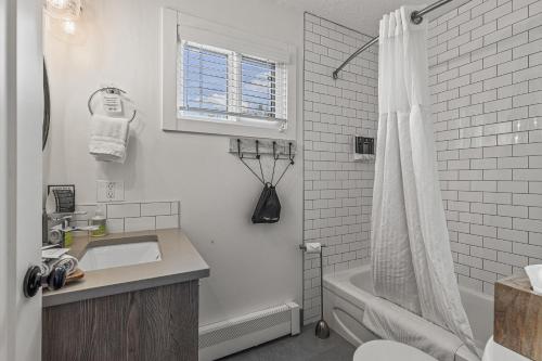 坎莫尔Lamphouse By Basecamp的白色的浴室设有水槽和淋浴。