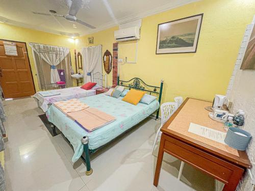 峇六拜Dusun Indah Cottage 1的一间医院间,配有一张床和一张书桌