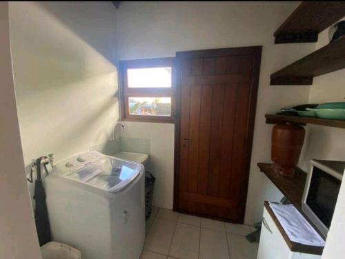 加罗帕巴Aconchegante e charmosa casa的洗衣房配有洗衣机和窗户