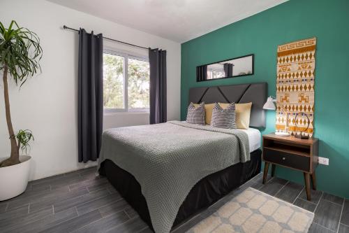 克萨尔特南戈Apartamento acogedor y minimalista.的一间卧室设有一张床和蓝色的墙壁