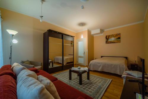 塔林罗密欧家庭式公寓酒店的客厅配有沙发和1张床