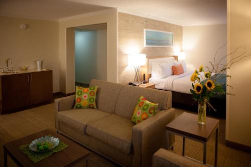 格林维尔格林维尔戴斯酒店的客厅配有沙发和1张床