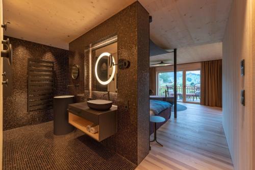 里茨勒恩奥斯瓦尔达胡斯生态酒店的浴室设有水槽和墙上的镜子