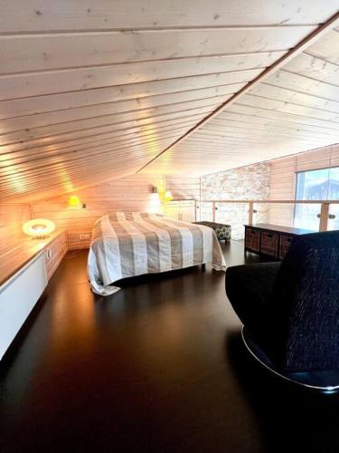 耶姆赛Aurinkopaikka 4 Himos的一间卧室配有一张床和一个沙发