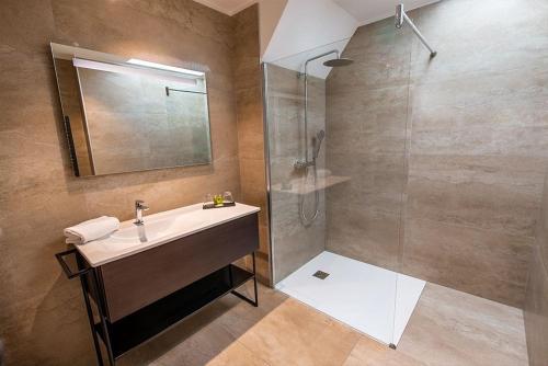 克罗米耶尔哈拉斯德拉波塔第酒店的一间带水槽和淋浴的浴室