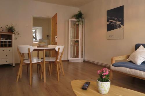 布拉格Hradčany apartment with green energy的客厅配有桌椅