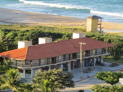 甘博阿Gamboa Luna y Sol Apart-Hotel的一座背面有海滩的建筑