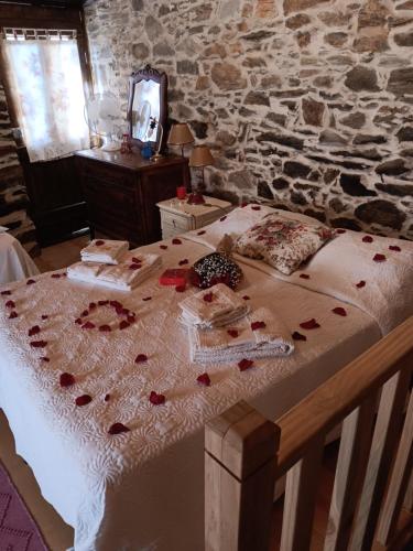 戈伊什Ceira Cottage的一间卧室,床上有玫瑰花床