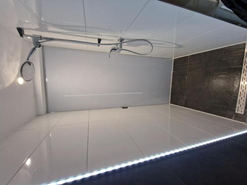 凯尔克拉Happy Home的一间白色地板和玻璃墙的房间