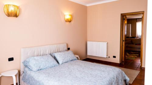 米兰Casa Bonnie, Nuovo accogliente appartamento nel centro di Milano的一间卧室配有一张带两个蓝色枕头的床