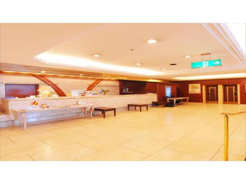 广岛Hiroshima Kokusai Hotel - Vacation STAY 54438v的医院的大厅,有等候室