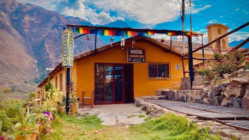 奥兰太坦波Mirador inka的黄色的建筑,前面有标志