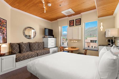 阿斯潘Independence Square 305, Remodeled, 3rd Floor Hotel Room in Aspen's Best Location的卧室配有白色的床和沙发