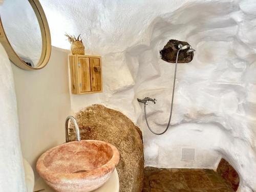 奥尔梅托Tour Génoise Micalona, Domaine de l'Oglisatru的一间带大浴缸和水槽的浴室