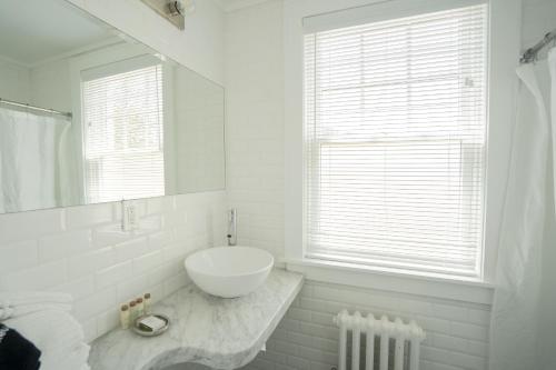 蒙托克索尔东度假酒店的白色的浴室设有水槽和镜子