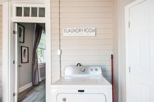 新奥尔良Shotgun Craftman House with Private Patio的隔壁的洗衣房配有洗衣机和烘干机