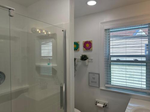 恩格尔伍德Cozy Private bedrooms Kitchen Wifi的带淋浴和卫生间的浴室以及窗户。