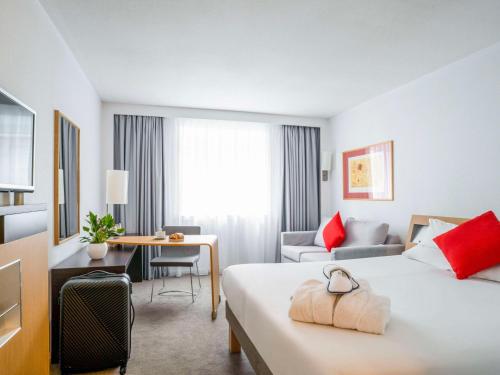 格拉斯哥诺富特格拉斯哥中心酒店的配有一张床和一张书桌的酒店客房