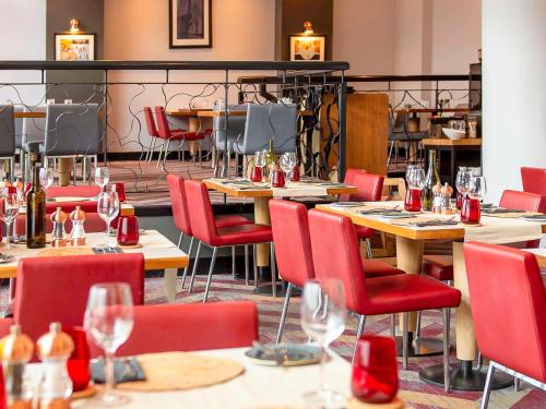 格拉斯哥诺富特格拉斯哥中心酒店的一间带桌椅和酒杯的餐厅