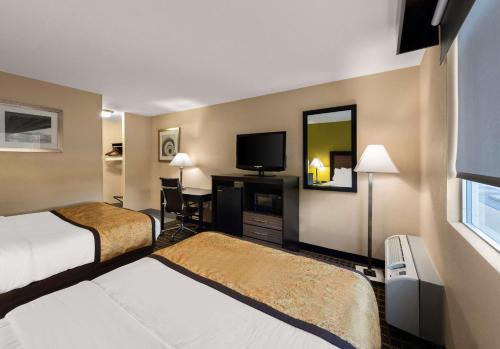 奇利科西阿德纳贝斯特韦斯特酒店的酒店客房设有两张床和一台平面电视。