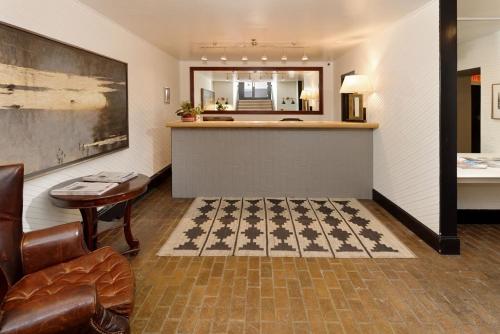 阿斯潘Independence Square 311, Best Location! Hotel Room with Rooftop Hot Tub in Aspen的酒店客房带酒吧以及 ⁇ 板地板