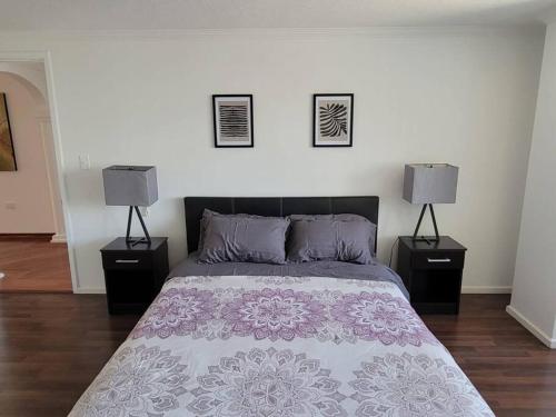 基多Lujoso apartamento en Bellavista的一间卧室配有一张大床和两盏灯