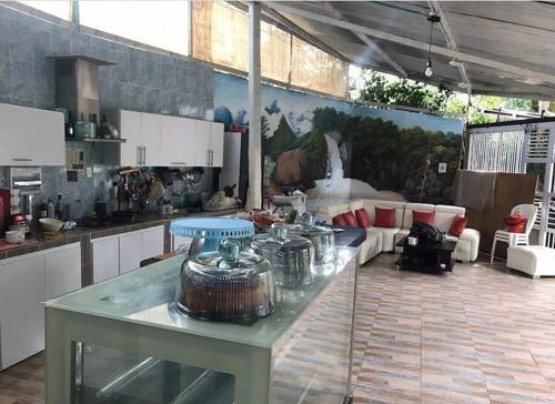里韦拉Hotel Ambrosia Lodge的厨房配有桌子和锅子