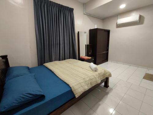 马六甲Homestay Melaka Baitul Saadah的一间卧室设有蓝色的床和窗户。