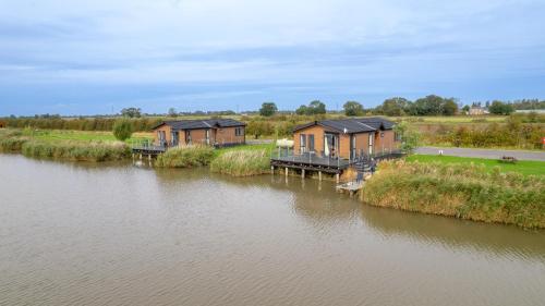 波士顿Lakeside Fishing Cabins的河旁一排房子的空中景观