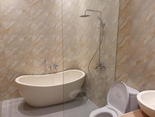 希德门Nana Suites Villa的带浴缸和卫生间的浴室。