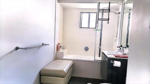 黄金海岸Kumera Home的带淋浴、卫生间和盥洗盆的浴室